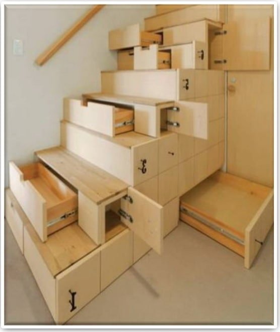 ящики под деревянной лестницей