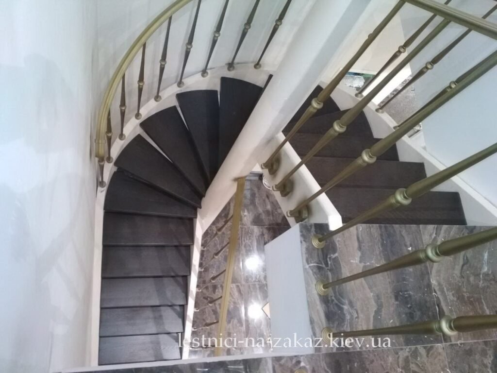 лестница винтовая  с металлическими перилами