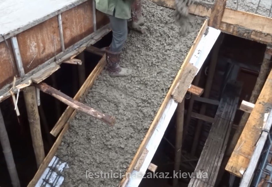 Процесс заливки бетонной лестницы