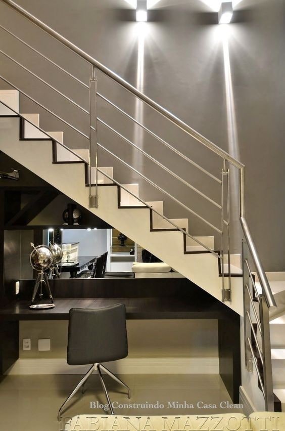 кухня под лестницей