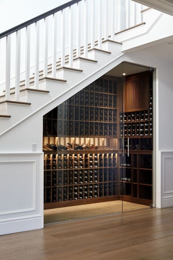 шкаф для хранения вина под лестницей