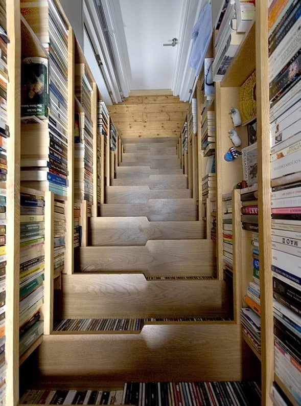 лестницыа в стиле лофт с ящиками для книг