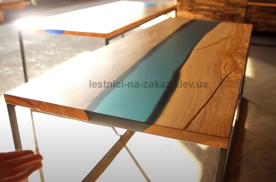 разлив деревянного стола эпоксидной смолой