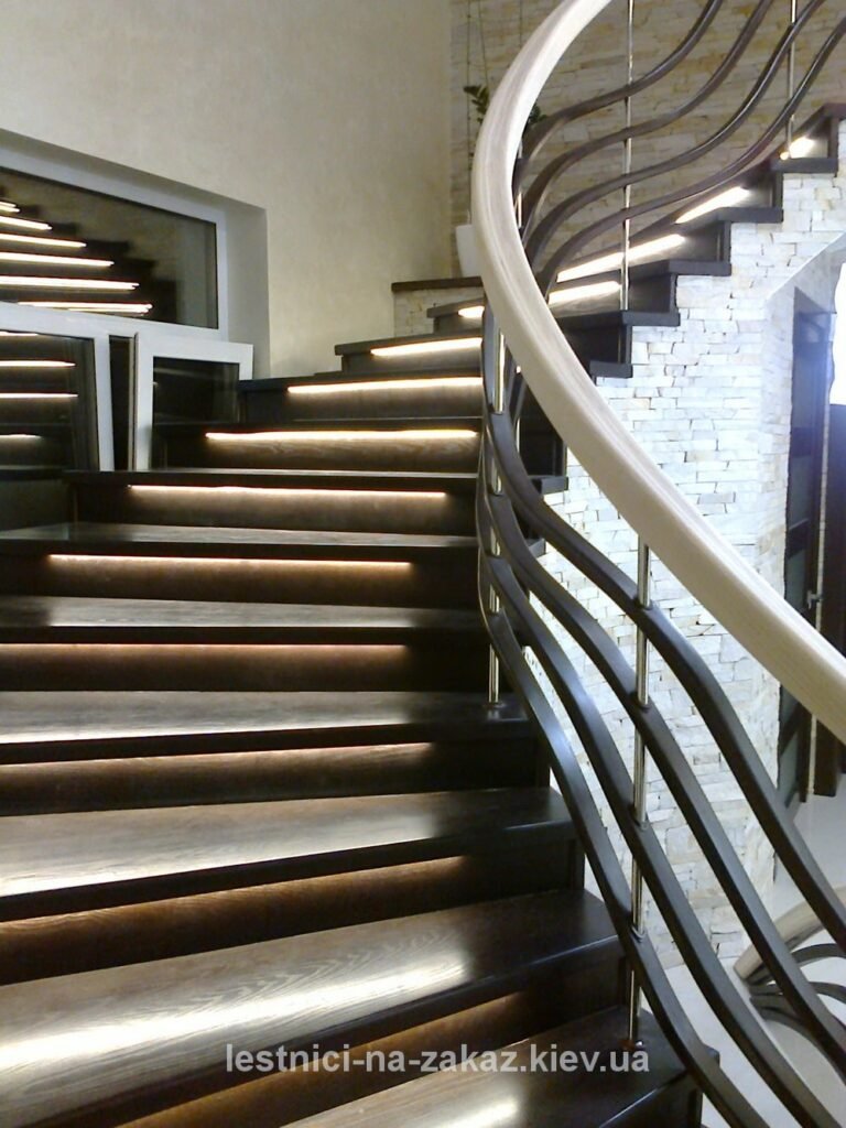 Лестница с гнутыми перилами в Конче-Заспе