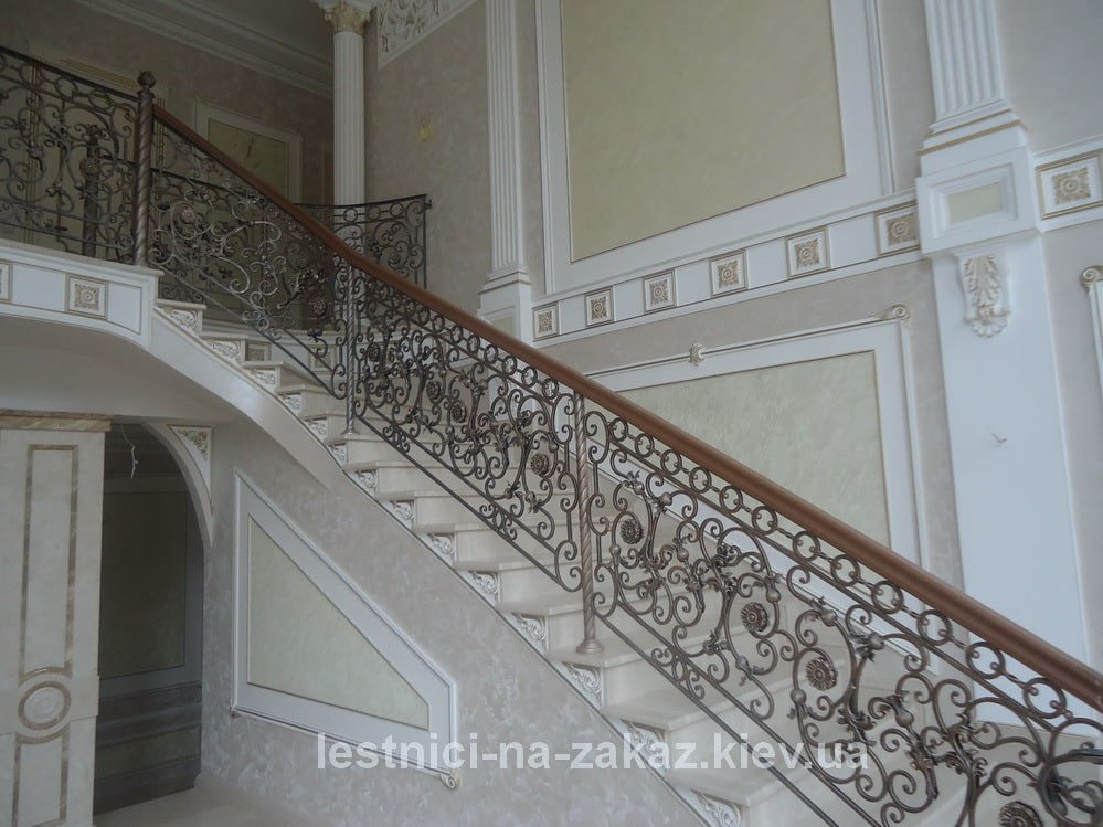 Стоимость изготовления лестниц из дуба в Киеве
