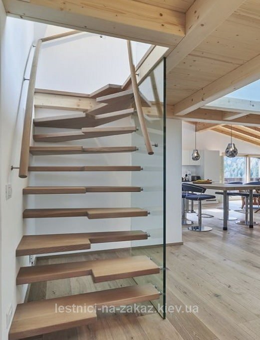 лестница "утиный шаг" из массива дерева и стеклянные перила