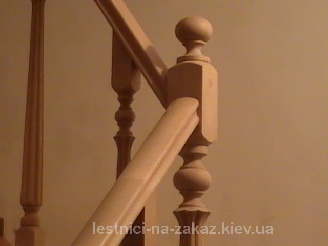 угловая лестница с забежными ступенями на заказ из бука  Козин