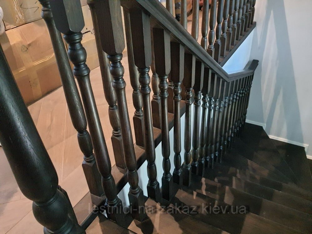 классическая лестница в подвал на заказ