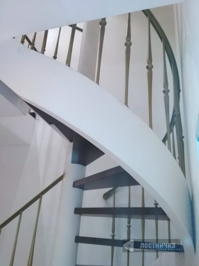 спиральная металлическая лестница в Киеве