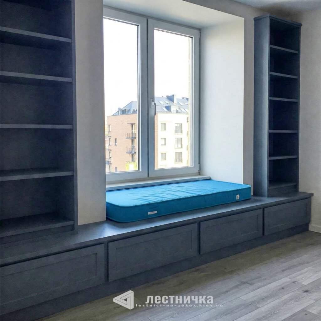 Мягкая зона у окна в современном 